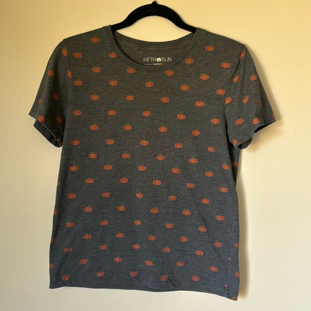 Adorable women's/juniors pumpkin print tee size medium.